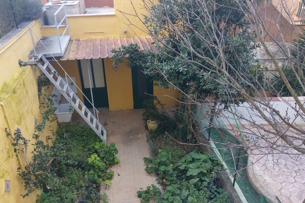 giardino con una cucina e un bagno.