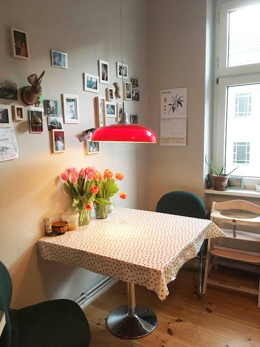 Kitchen, has 2 children seats