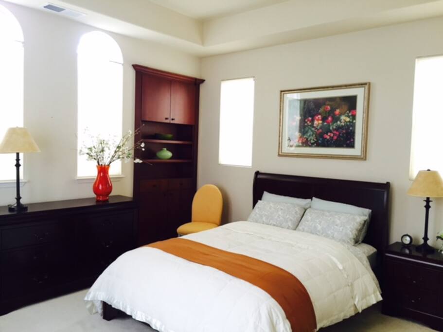 Spacious upscale cozy living
