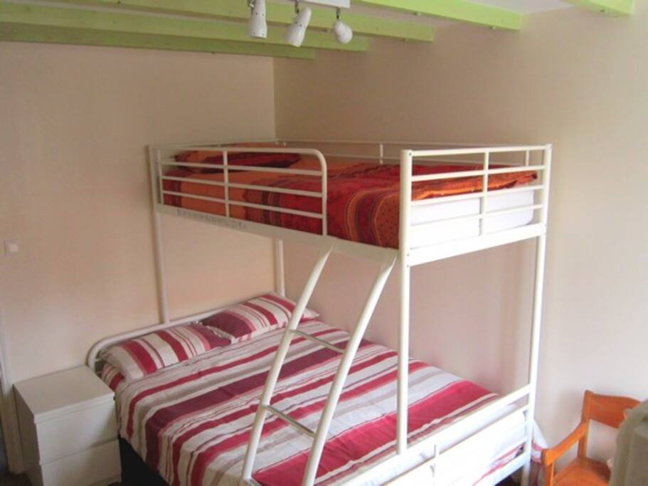 Chambre avec lit double et 1 lit pers. superposé