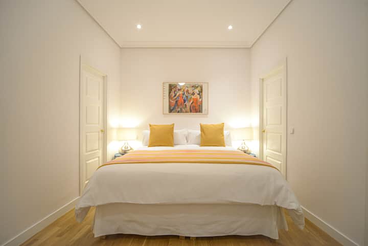 غرفة النوم الأولى ، بسرير مريح للغاية بحجم كينغ وحمام خاص. يحتوي على خزانة ملابس وغرفة غسيل.