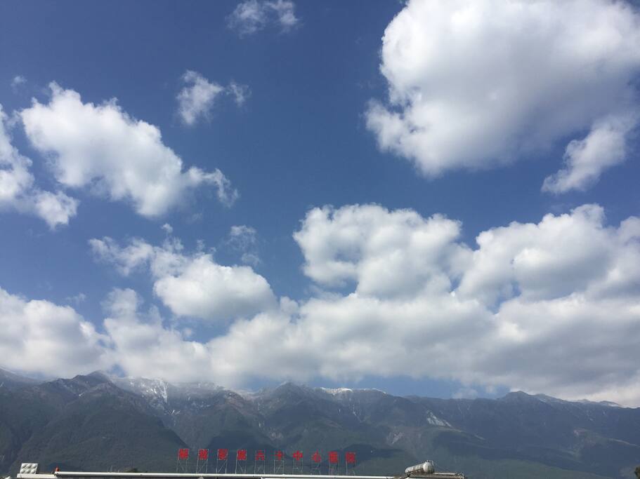 楼顶远眺苍山