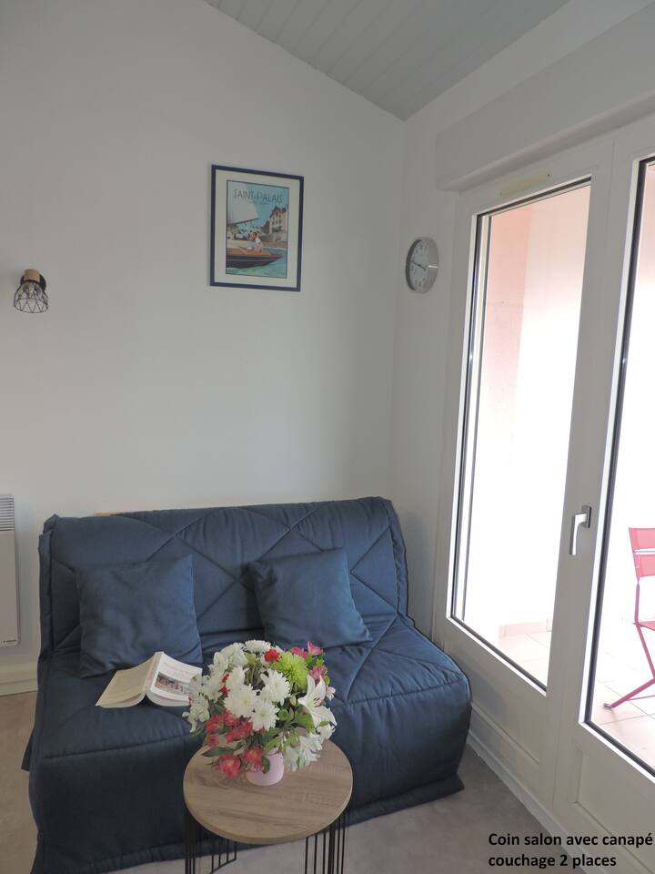 พื้นที่นั่งเล่นพร้อมโซฟาเบดสำหรับ 2 คน 