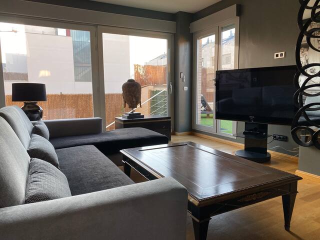 Villa cuatro pisos , jardin con piscina y barbacoa gallery image 3