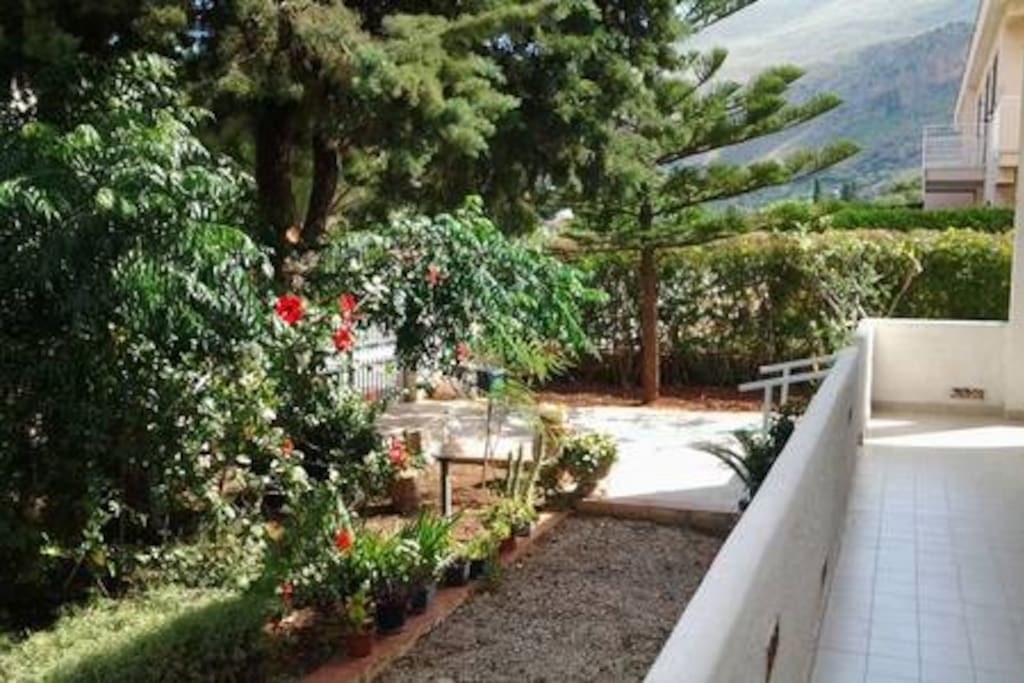 Giardino antistante la casa