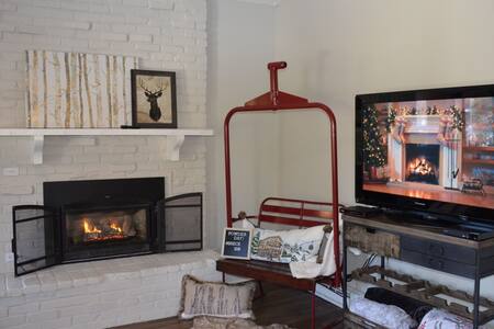 Breck Loft-Walk to town & trails-sleeps 4!