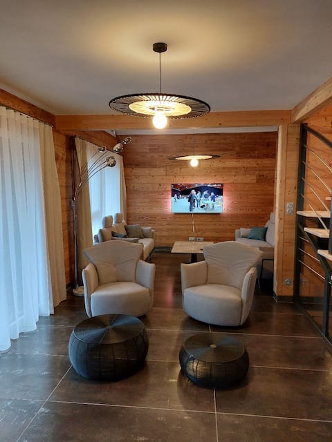 Propriété Airbnb réussie: Maé Chalet 300 m from the lake, jacuzzi, sauna, foosball à Gérardmer