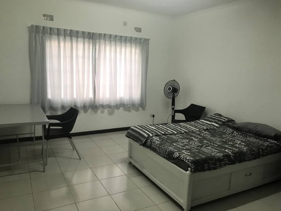 Guest bedroom with queen size bed