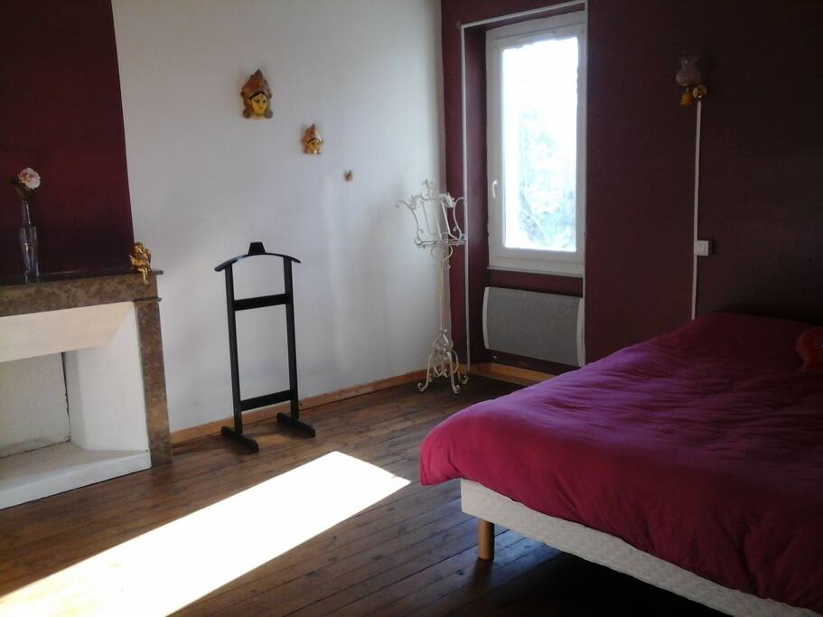 Chambre spacieuse et lumineuse, côté jardin, double vitrage