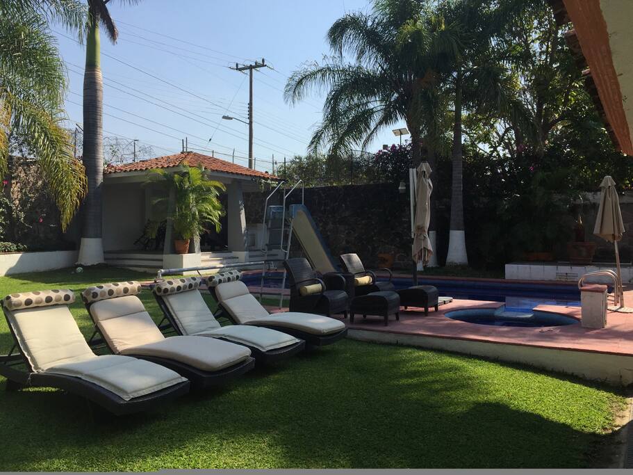 Zona de descanso cerca de la alberca y la palapa