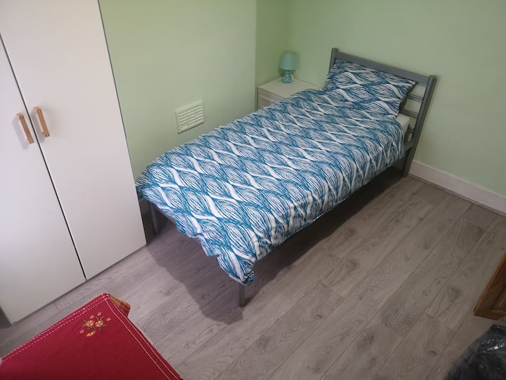 Large single bedroom nr Canning Town (7 mins bus)