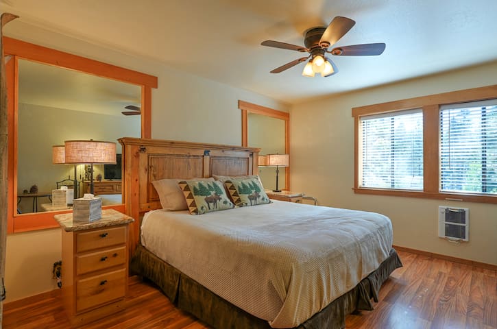 Cozy Mountain getaway close to Alpine & Squaw