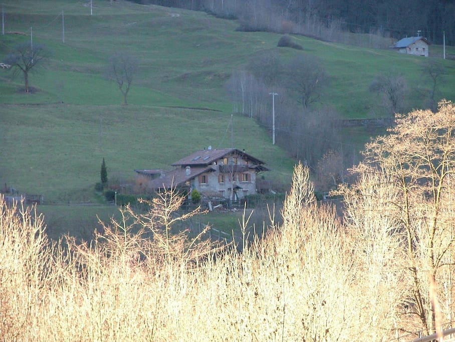 La casa vista dalla montagna di fronte