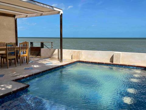 Beautiful Oceanfront Cottage with Pool. 8 persons.