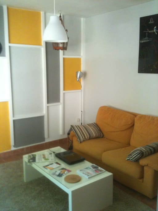 Le salon est son ambiance feutré jaune et camaieu de gris