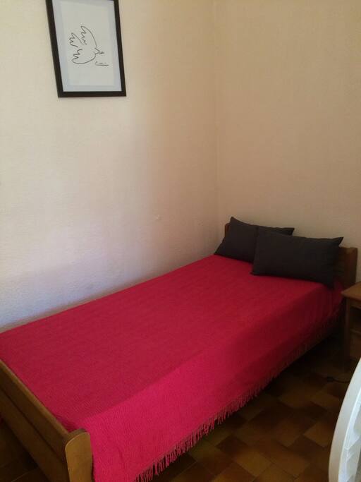 Dans la première chambre (entrée), le lit 1 place. Un lit bébé peut être mis à disposition sur demande.