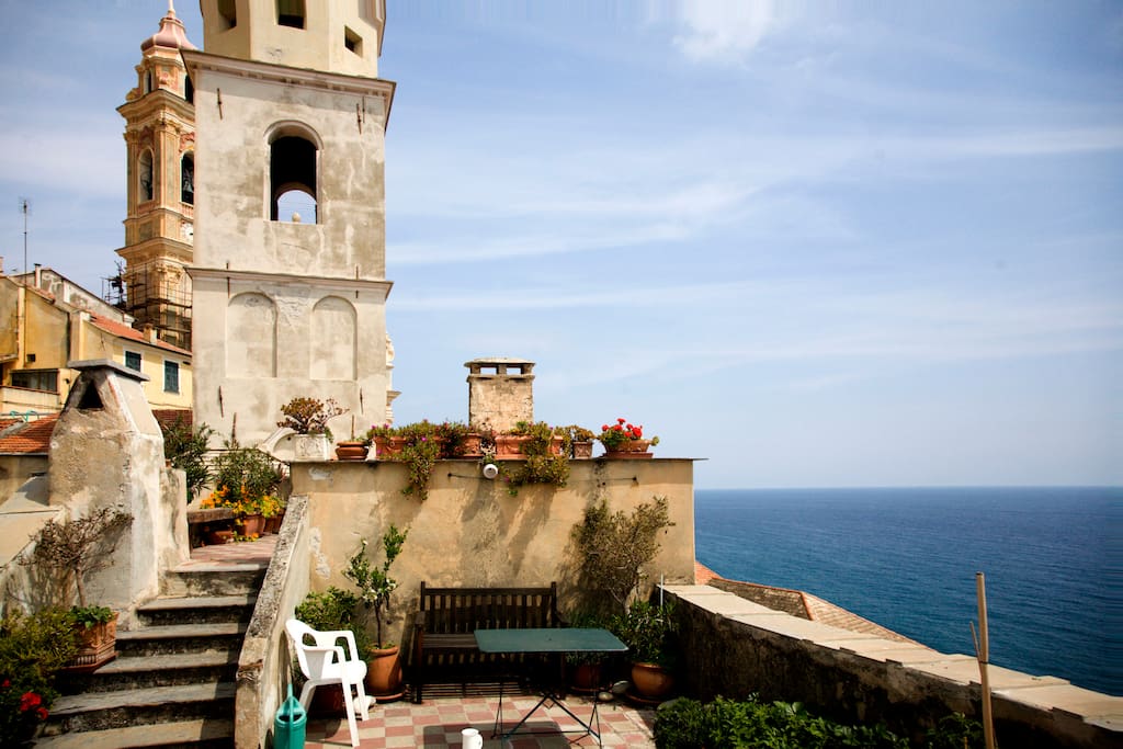 The double-deck roof terrace with the two church towers and the sea.