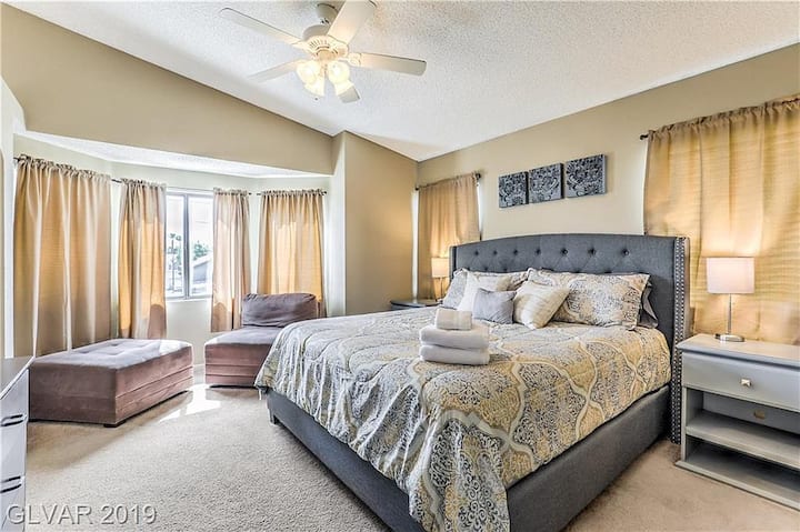 Dormitorio principal con colchón Beautyrest con la parte superior acolchada KIng.