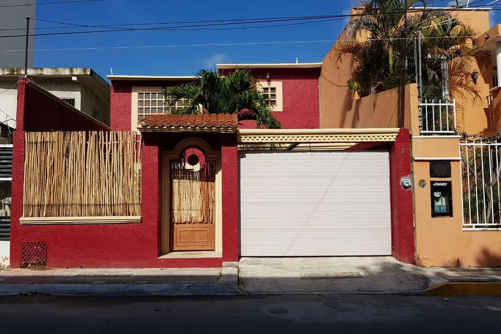 Fotografía del frente de la casa.