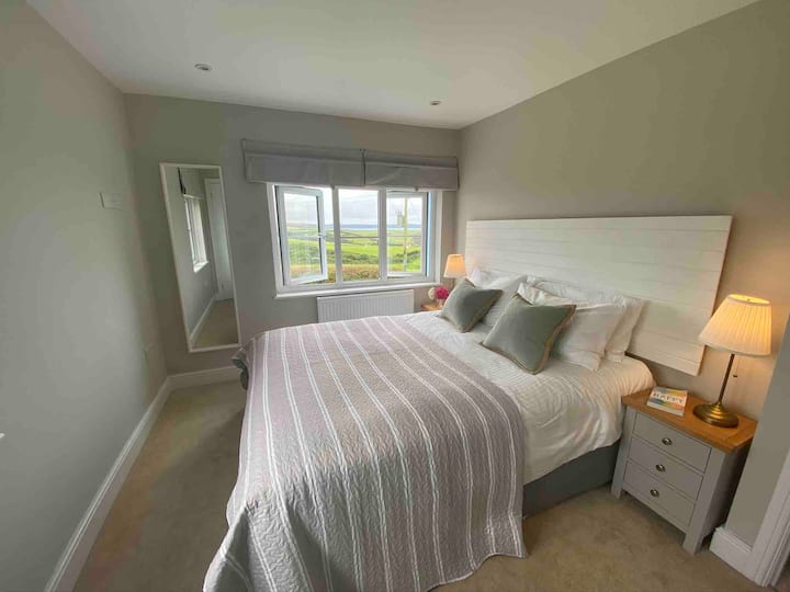 卧室配备Hypnos加大双人床、套房和海景
（与主图尺寸相同）