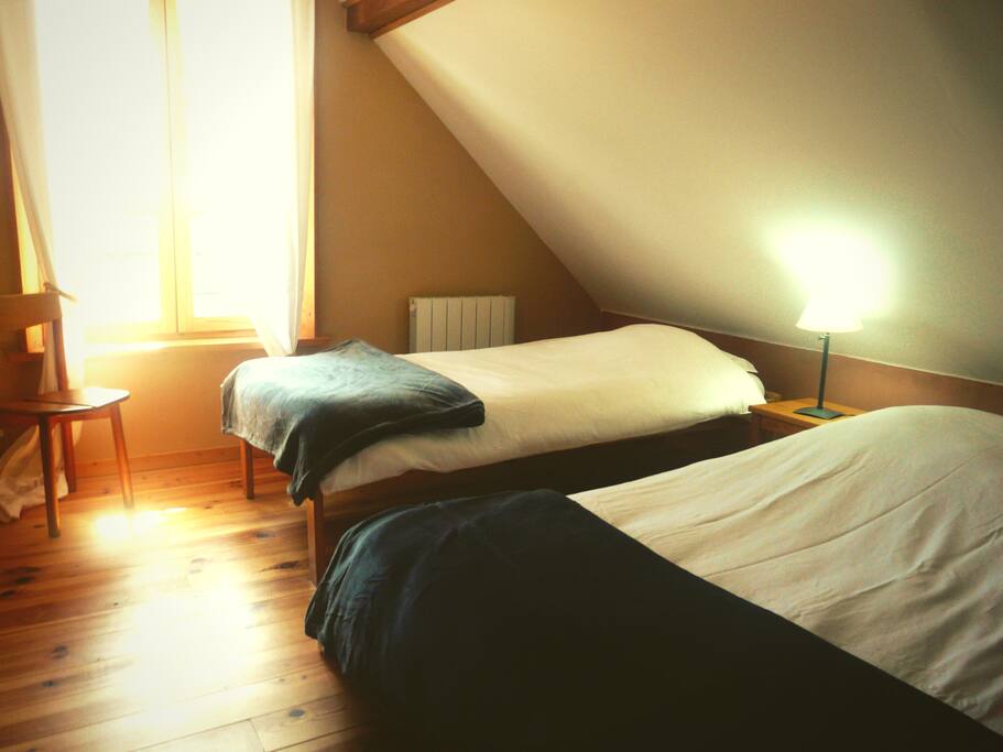 Chambre 2 : 1 lit double & 1 lit simple