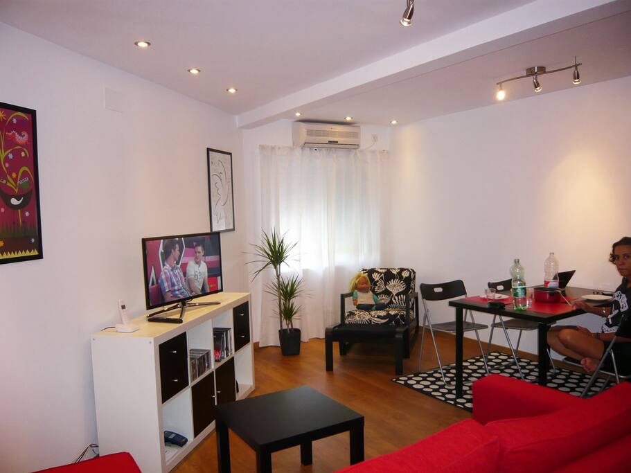 Vista area comedor y TV