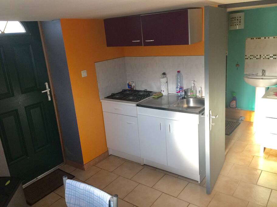 Cuisine avec lavabo,plaque,micro onde..