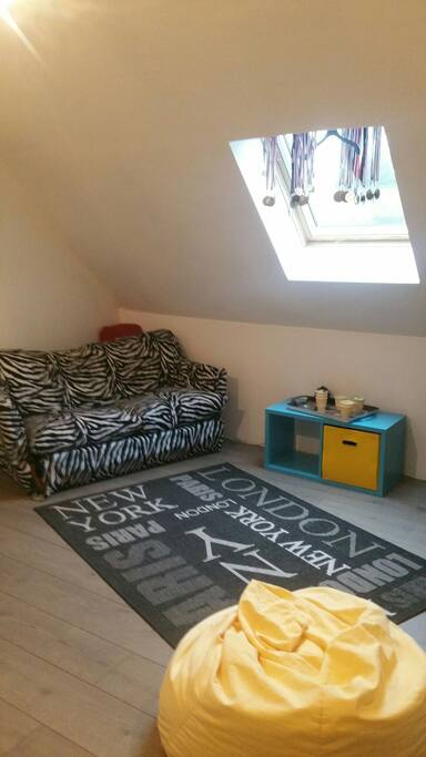 coin salon avec lit d appoint chambre 1 (TV, Tnt + DVD, console...)