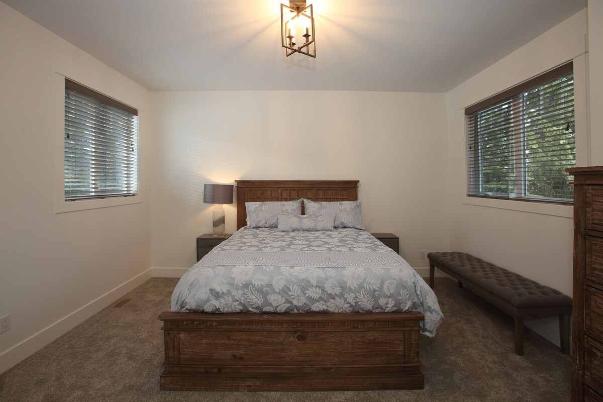 Spálňa č.2: menšia manželská posteľ 