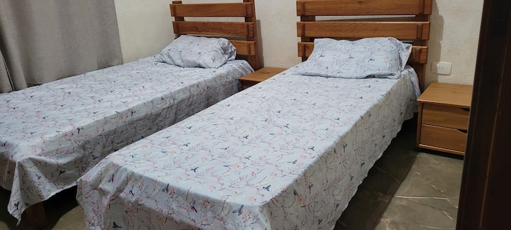 חדר שינה שני עם 2 מיטות יחיד