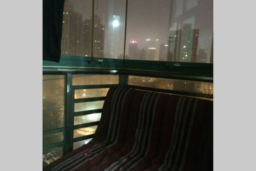 阳台一角,晾衣服、休息发呆
