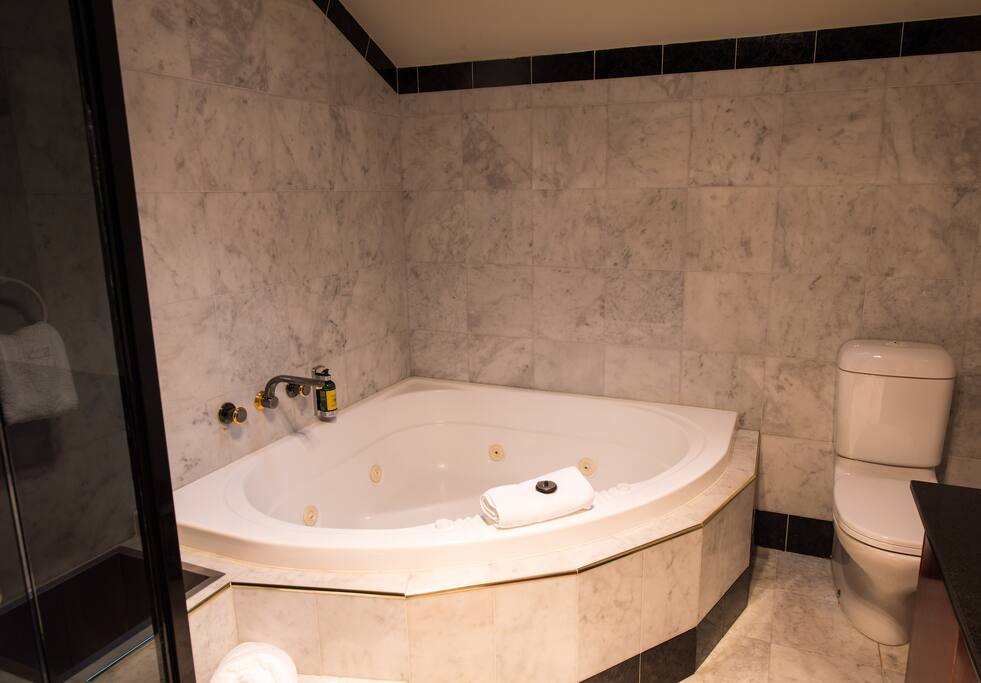Dockside Penthouse bathroom