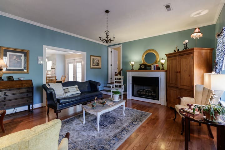"Boynton Abbey" - Beautifully renovated farmhouse