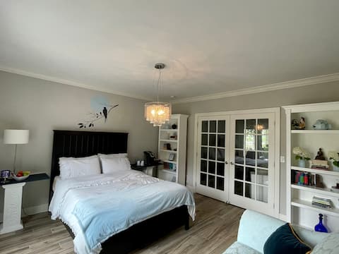 Luxury private room & bath in beautiful Bloomfield
