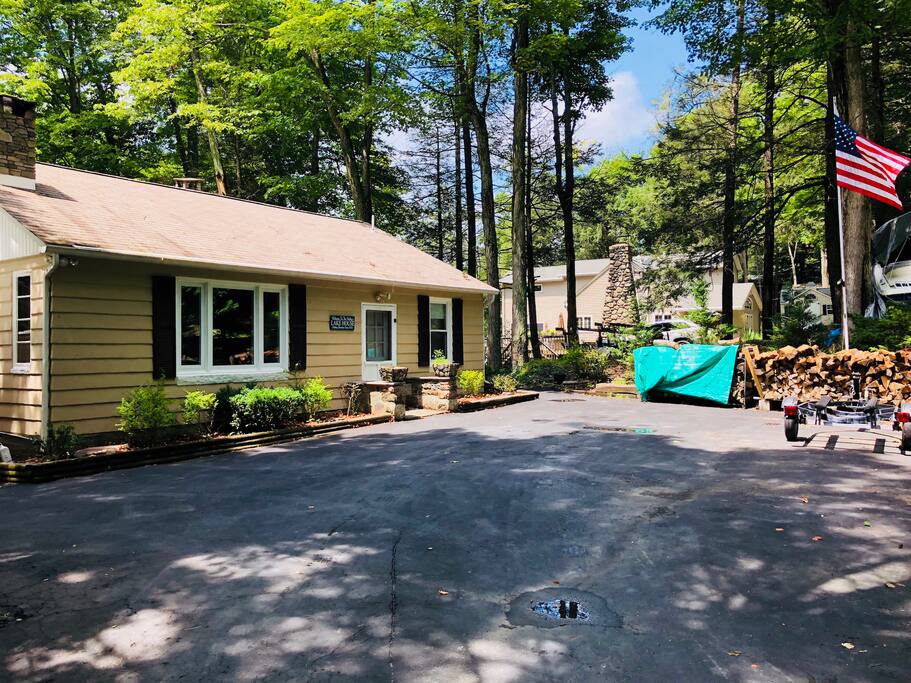 Large driveway can fit 4-5 cars