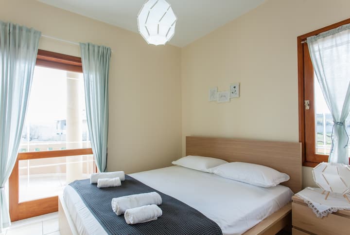 Bedroom 2 (with shared balcony with Sea view Bedroom)