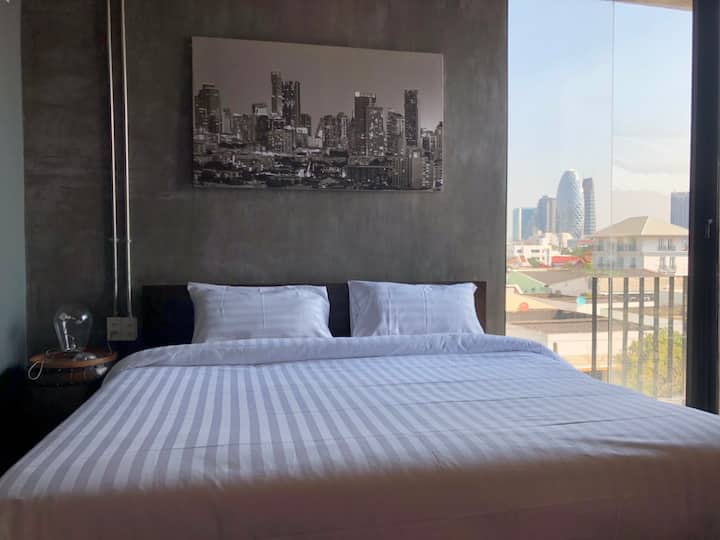 Спалня 41 с изглед към града