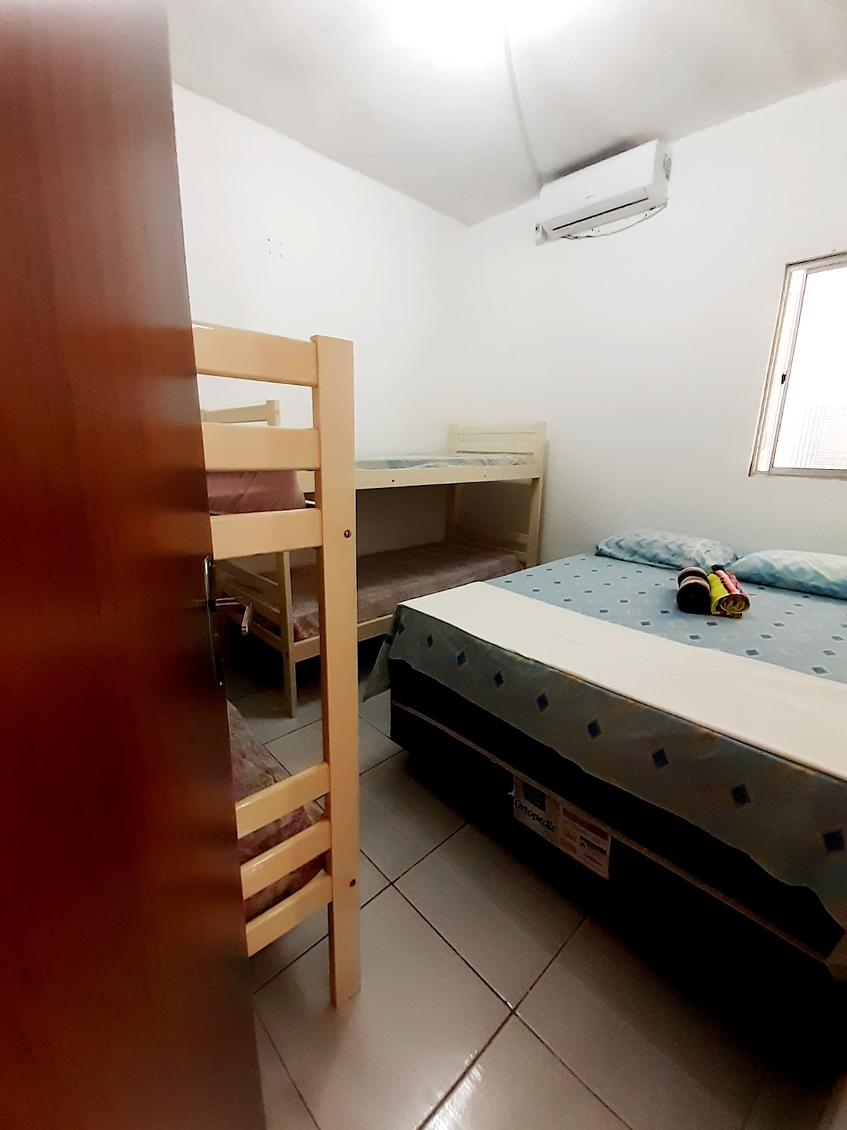 Კონდიცირებული ოთახი 1 ორადგილიანი საწოლით და 2 ორსართულიანი საწოლით. Მათ აქვთ თეთრეული, პირსახოცები და ზეწრები