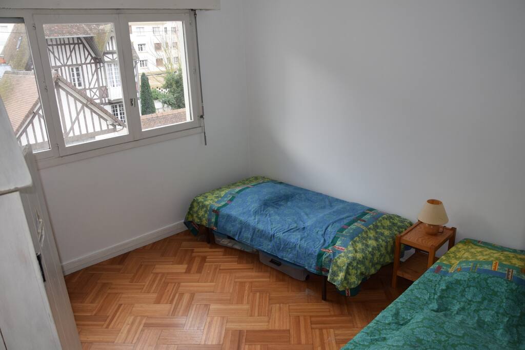 Une seconde chambre sur rue avec deux lits jumeaux