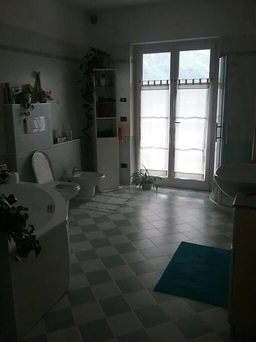 Bagno con vasca e doccia