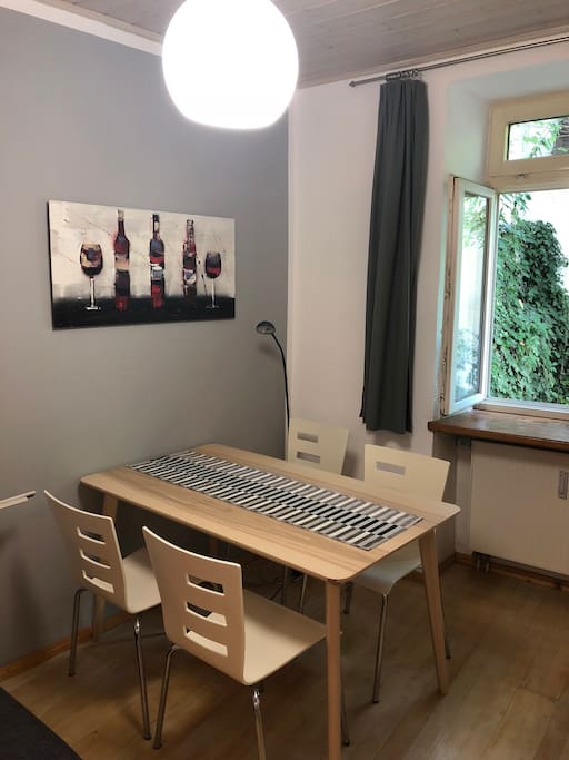 Esstisch am Fenster Innenhof