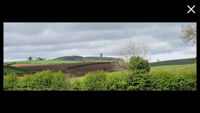 Scrabo View, King bed, private bath, guest dining