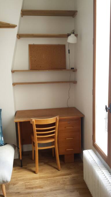 Bureau avec connexion internet en fibre optique