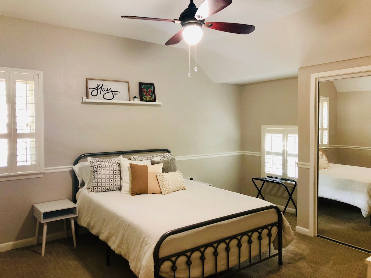 Dormitorio de invitados adicional en la planta superior con otra cama tamaño queen