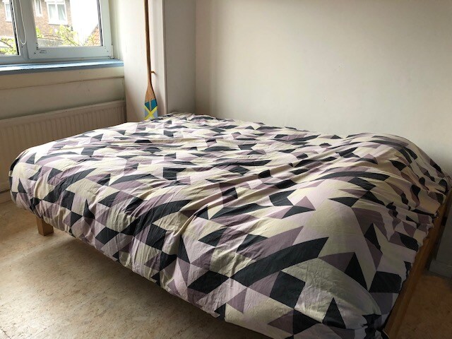 Dhomë gjumi adoleshente për 1 fëmijë e kombinuar me një krevat dopio për 2 fëmijë/persona. Në dhomën e gjumit ka një kafaz të pastruar me derra gini që do të jetë bosh (kaviet kanë pushimet e tyre)