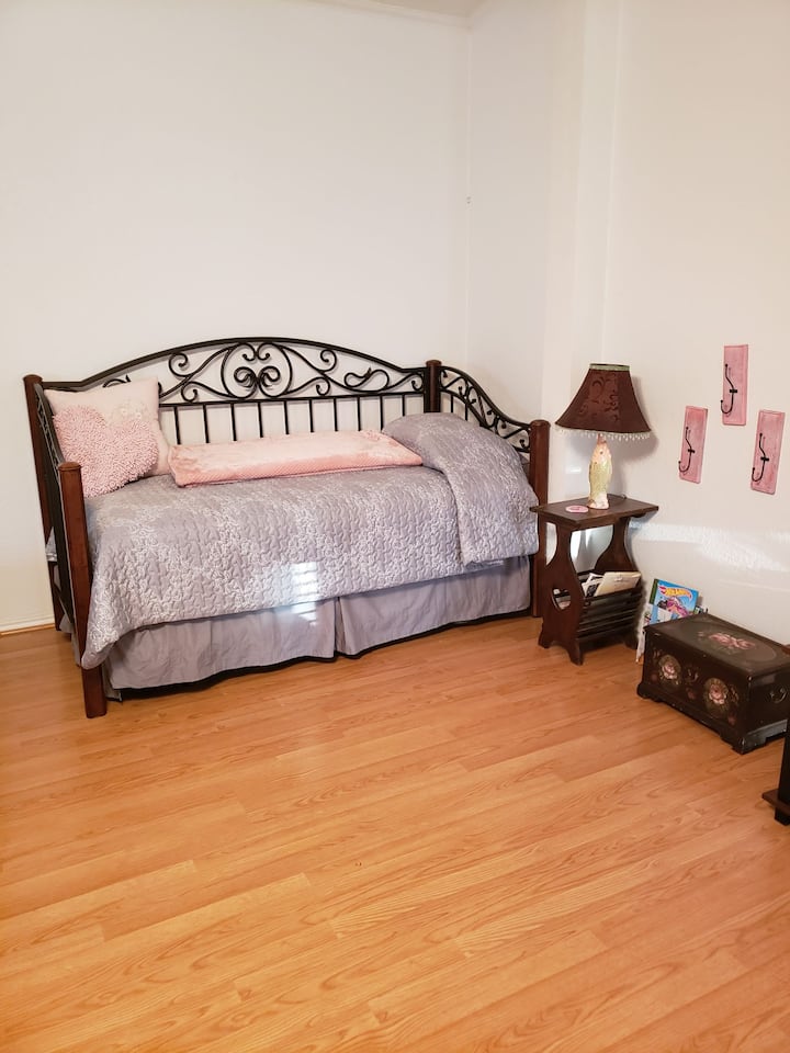 DAYBED WITH TRUNDLE IN MAIN LIVING AREA