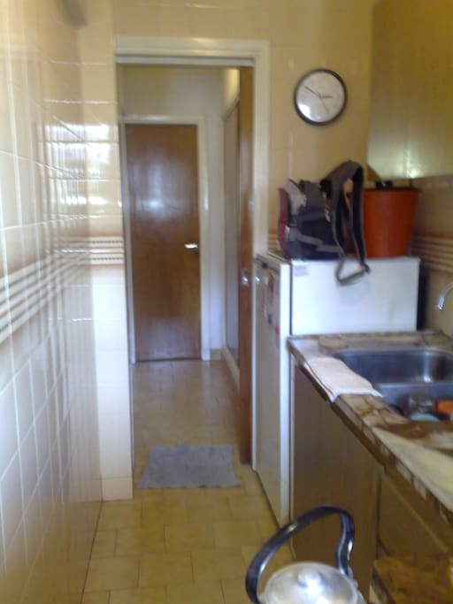 La cocina, el pasillo el baño al fondo