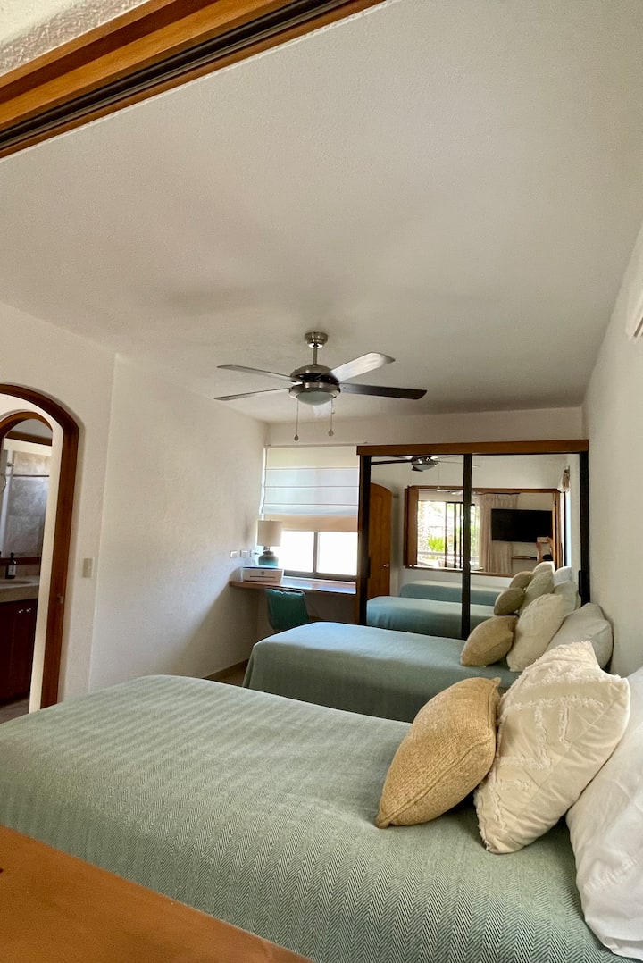 Due letti singoli (combinati per letto matrimoniale grande)
Postazione di lavoro /scrivania 
Armadio scorrevole 
Ventilatore a soffitto 