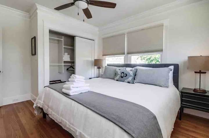 غرفة النوم 2 بسرير كينج وتلفزيون روكو وخزانة ملابس كبيرة. ظلال التعتيم على النافذة. 