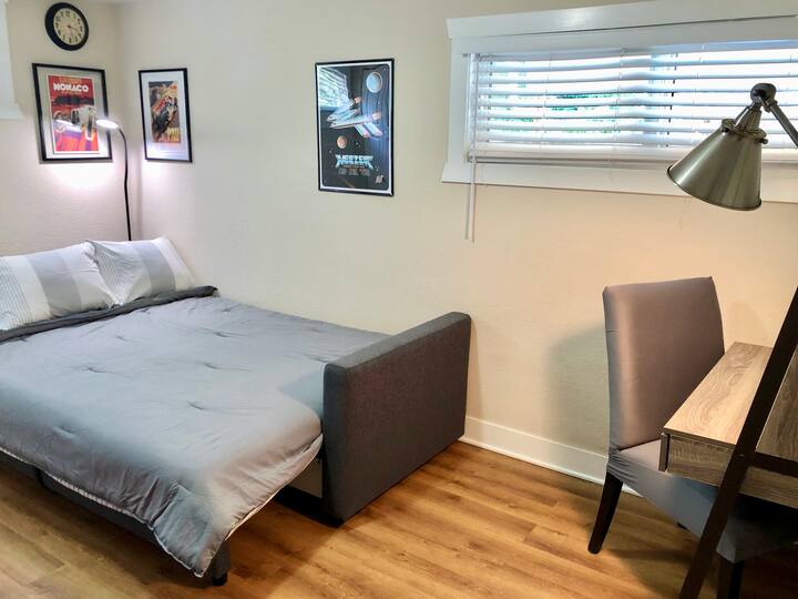 يمكن إعداد غرفة النوم المتنوعة هذه بطريقتين.  إما كغرفة جلوس/مكتب أو كغرفة نوم.  يمكن جعل الأريكة المحولة المريحة بمثابة سرير بحجم كوين!  رؤية المزيد من الصور.  يُرجى إخبارنا إذا كنت بحاجة إلى تجهيز هذه الغرفة كغرفة نوم!